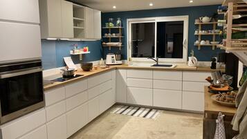 Een koelkast, een magnetron, een oven, een kookplaat