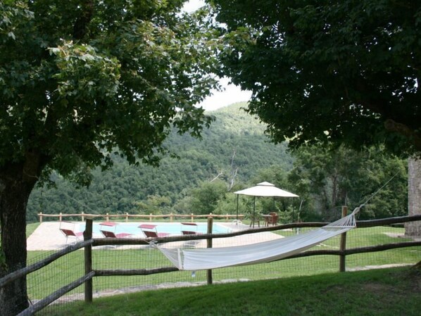 Property grounds - Typical stone farmhouse with private pool and garden situated in a hilly position a few km from the (Arezzo)