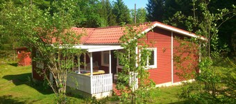 Le chalet rouge sur le lac Örsjön avec une connexion Wi-Fi gratuite et son propre bateau à rames privé