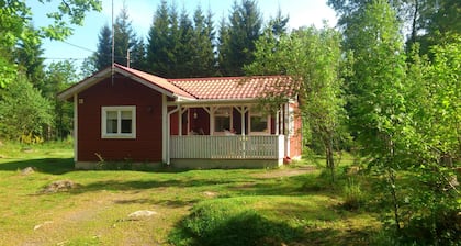 La cabaña roja en el lago Örsjön con conexión Wi-Fi gratuita y su propio bote de remos privado