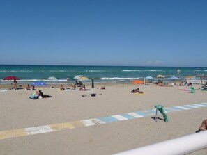 Ubicación cercana a la playa y tumbonas