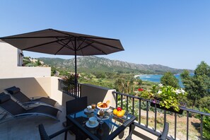 Outdoor dining - New apartment with magnificent view of Roya beach PROMO October November (Saint-Florent)