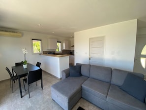 TV - New apartment with magnificent view of Roya beach PROMO October November (Saint-Florent)