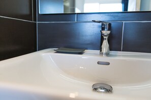 Douche, sĂšche-cheveux, serviettes fournies, savon