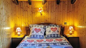 4 bedrooms, iron/ironing board, travel cot, free WiFi