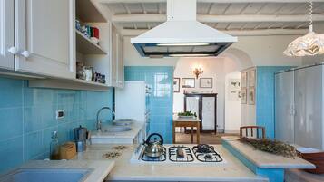 Frigorifero, microonde, forno, piano cottura