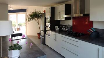 Een koelkast, een microgolfoven, een oven, een kookplaat