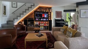 Télévision, lecteur de DVD, livres, médiathèque