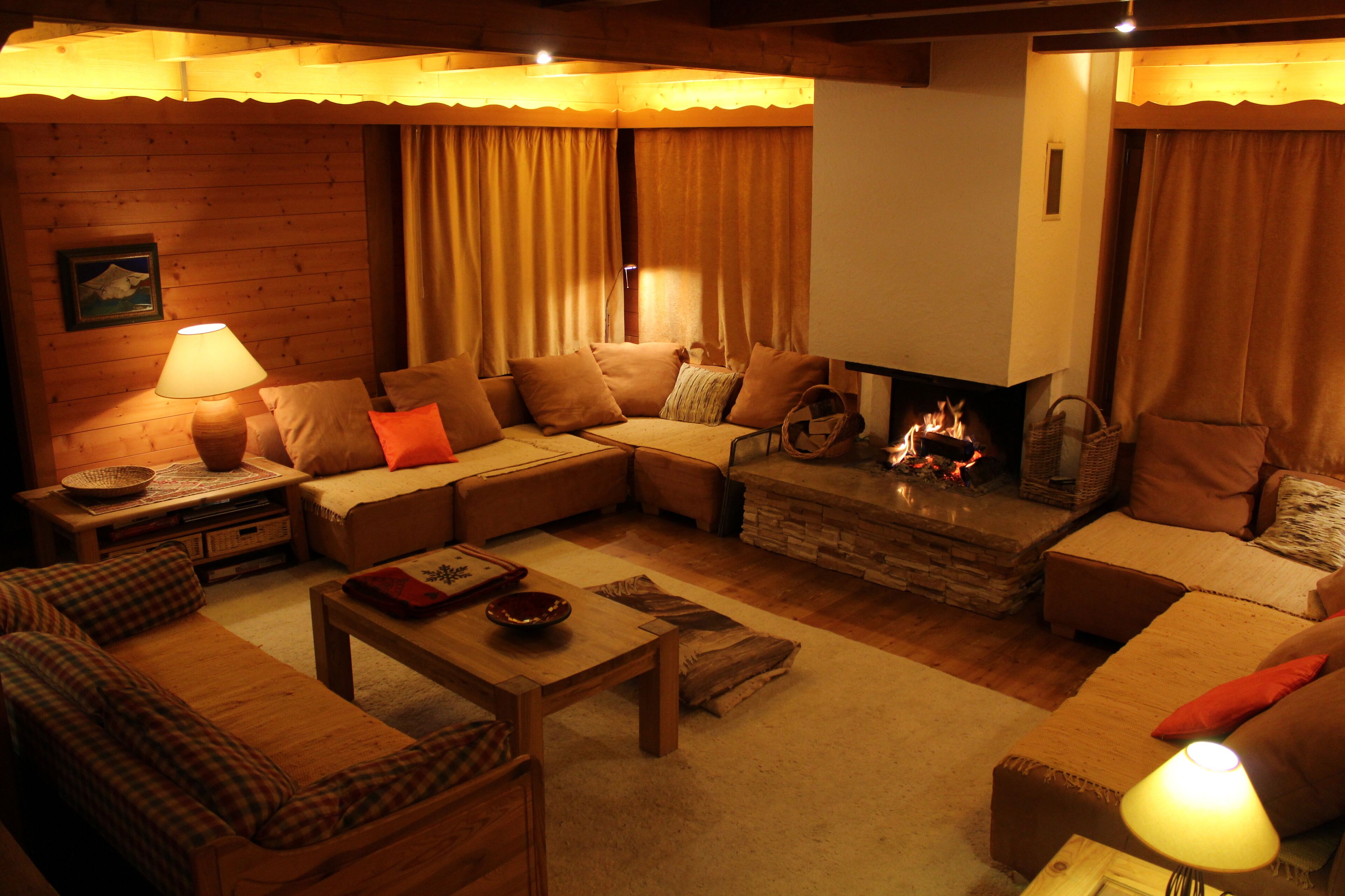 Smart TV, fireplace, DVD player, table tennis