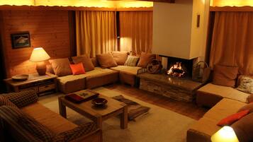 Smart TV, fireplace, DVD player, table tennis