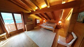 6 bedrooms, iron/ironing board, travel crib, WiFi (free)