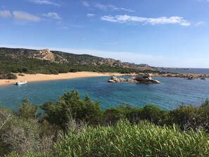 A coastal landscape with a sandy beach, rocky outcrops, and clear blue waters. - Spacious house with swimming pool near beaches and rivers (Solaro)