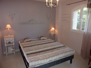 5 chambres, fer et planche à repasser, lit de bébé portatif