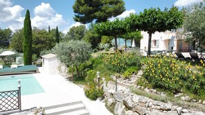 Utendørsbasseng og et oppvarmet basseng