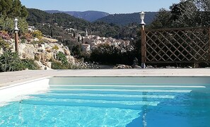 Una piscina al aire libre, una piscina climatizada