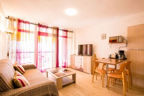 TV - One bedroom penthouse with amazing sea views, Playa de las Americas, Costa Adeje (Costa Adeje, Tenerife)