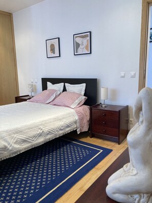 3 soverom, skrivebord, strykejern/-brett og wi-fi