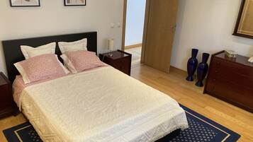 3 habitaciones, escritorio, tabla de planchar con plancha y wifi