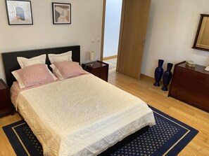 3 habitaciones, escritorio, tabla de planchar con plancha y wifi 