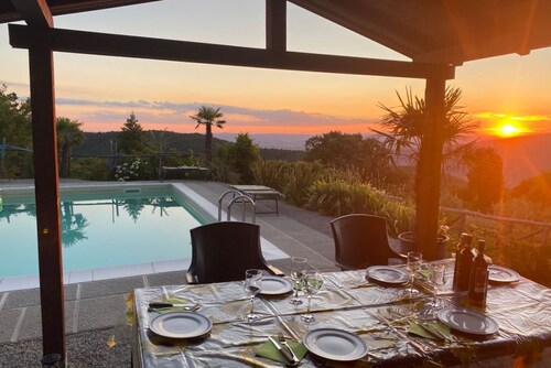 Villa de piedra con piscina y jardín. Excelente relación calidad-precio.  Zona de Cortona.