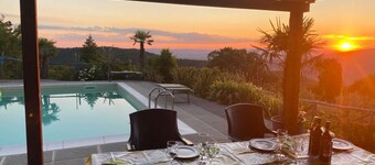 Stone house in a secluded and extremely panoramic position, 15 km from Cortona, with private pool an