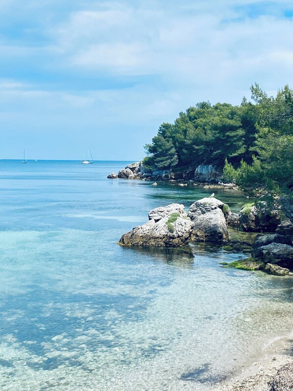 Vlak bij het strand, ligstoelen aan het strand