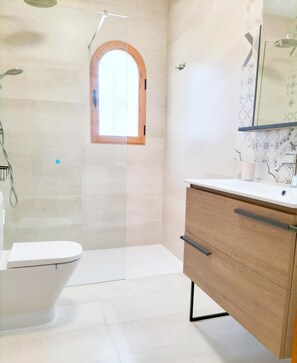 Ensemble baignoire-douche, bidet