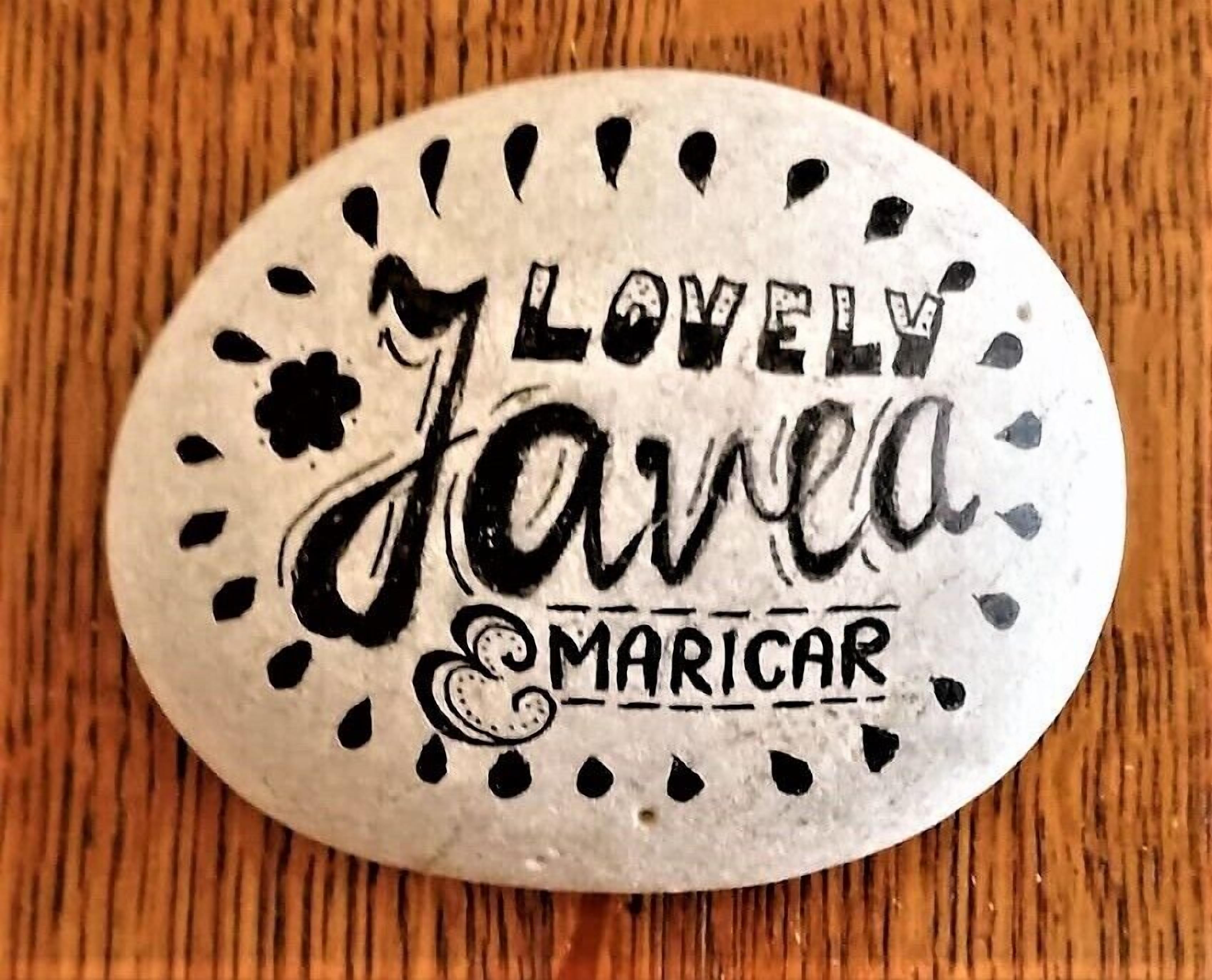 Une pierre sur laquelle est gravé le texte : « LOVELY JAREA MARICAR ».