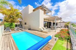 Een buitenzwembad en een verwarmd zwembad