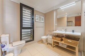 Een douche, een haardroger, handdoeken, zeep