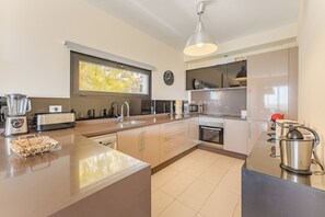 Fridge, microwave, oven, stovetop - Wonderful villa, free WIfI, private pool, AC, BBQ 300m from Siam Park Mall (Adeje/ Tenerife)