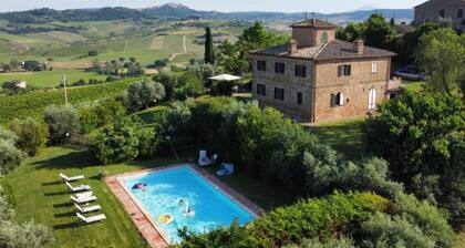 Typische Villa mit privatem Pool in Panoramalage in der südlichen Toskana, nur wenige Km vom Dorf Mo