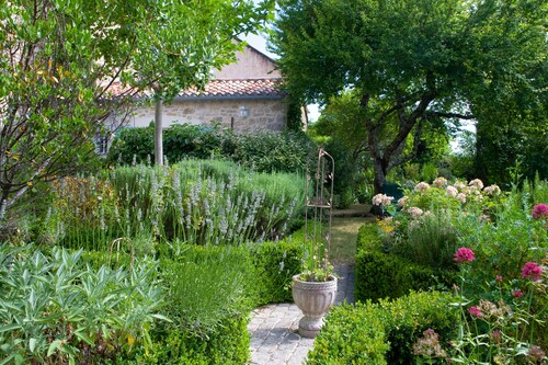 UN GITE DE CARACTERE AVEC PISCINE COUVERTE AU PAYS DES BASTIDES ALBIGEOISES 