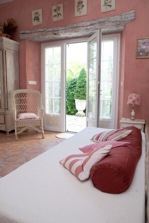 2 bedrooms, iron/ironing board, travel crib, free WiFi