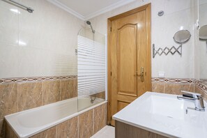 Baignoire, sĂšche-cheveux
