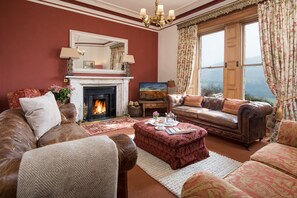 Smart TV, fireplace, DVD player, books - Large Georgian Country House, in rural location with great pubs and walks (Richmond)