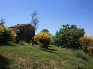 Property grounds - Typical stone house for two persons. Romantic, panoramic, quiet. Wi-Fi access, outdoor jacuzzi and p (Subbiano)