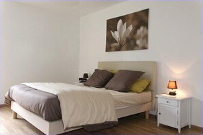 4 Schlafzimmer, Schreibtisch, Bügeleisen/Bügelbrett, Reisekinderbett
