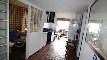 Réfrigérateur, micro-ondes, plaque de cuisson, cafetiÚre/bouilloire
