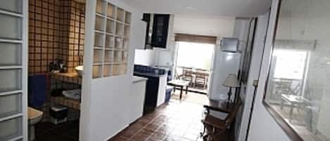 Køleskab, mikrobølgeovn, kogeplade, kaffe-/temaskine