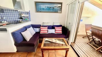 Una Smart TV, un reproductor de DVD, libros, un reproductor estéreo