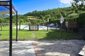 Property grounds - Farmhouse on the border between Tuscany and Umbria, situated in a hilly and panoramic position. Equi (Cortona)