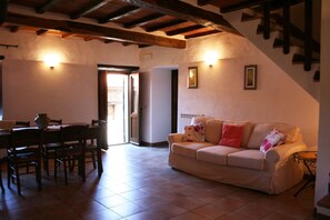 TV, caminetto, lettore DVD
