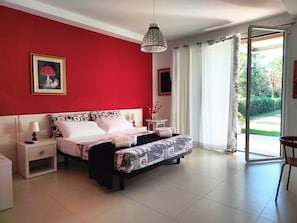 3 habitaciones, tabla de planchar con plancha y cuna de viaje 