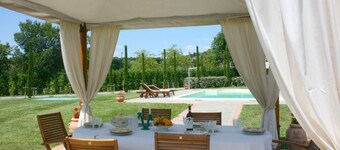 Luxury villa with private pool and large garden on the outskirts of Castiglion Fiorentino, reachable