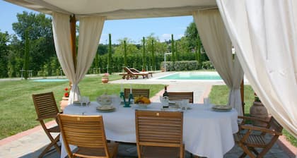 Luxury villa with private pool and large garden on the outskirts of Castiglion Fiorentino, reachable