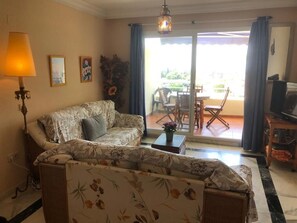 Een smart-tv en boeken