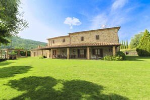 Exterior - Luxury villa with private pool, outdoor Jacuzzi, billiard room and air conditioning, situated at the (Subbiano)