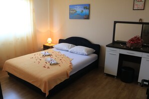 4 bedrooms, iron/ironing board, WiFi, bed sheets