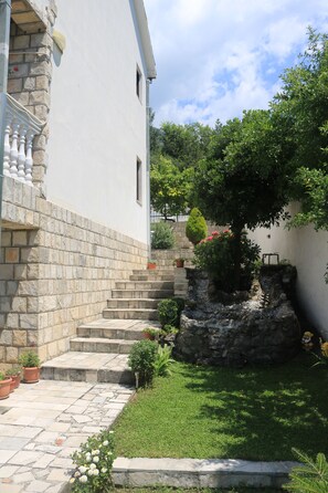 المنطقة المحيطة بالمنشأة